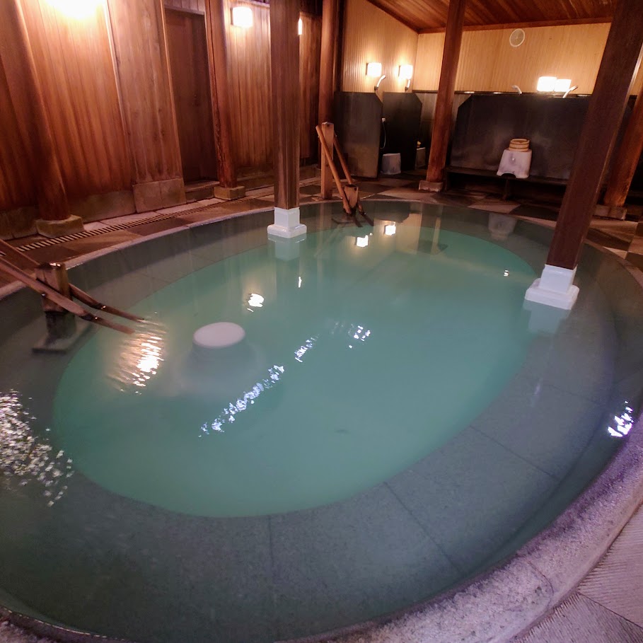 奈良屋の大浴場「御汲上の湯」の内風呂には、大きめの浴槽が一つある。